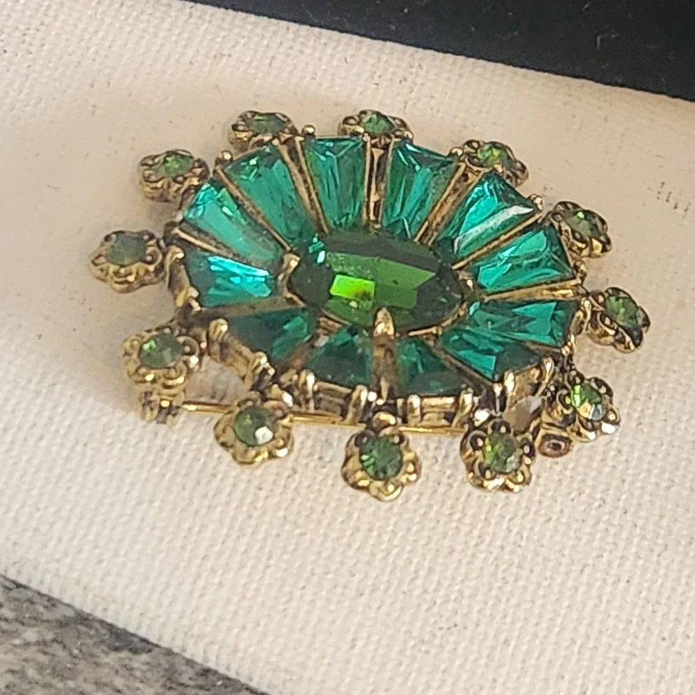 Vintage Emerald Green Sunburst Brooch Gold Tone Rhinestone Starburst‎ Pin 1.5